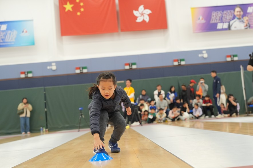 <p>场内多个互动环节均深受参加者欢迎，包括DIY工作坊，让公众寓学於乐。最具挑战的是由体院运动选材及发展部设计的体能测试，协助参加者了解自身体能特质，发掘运动潜能。</p>
